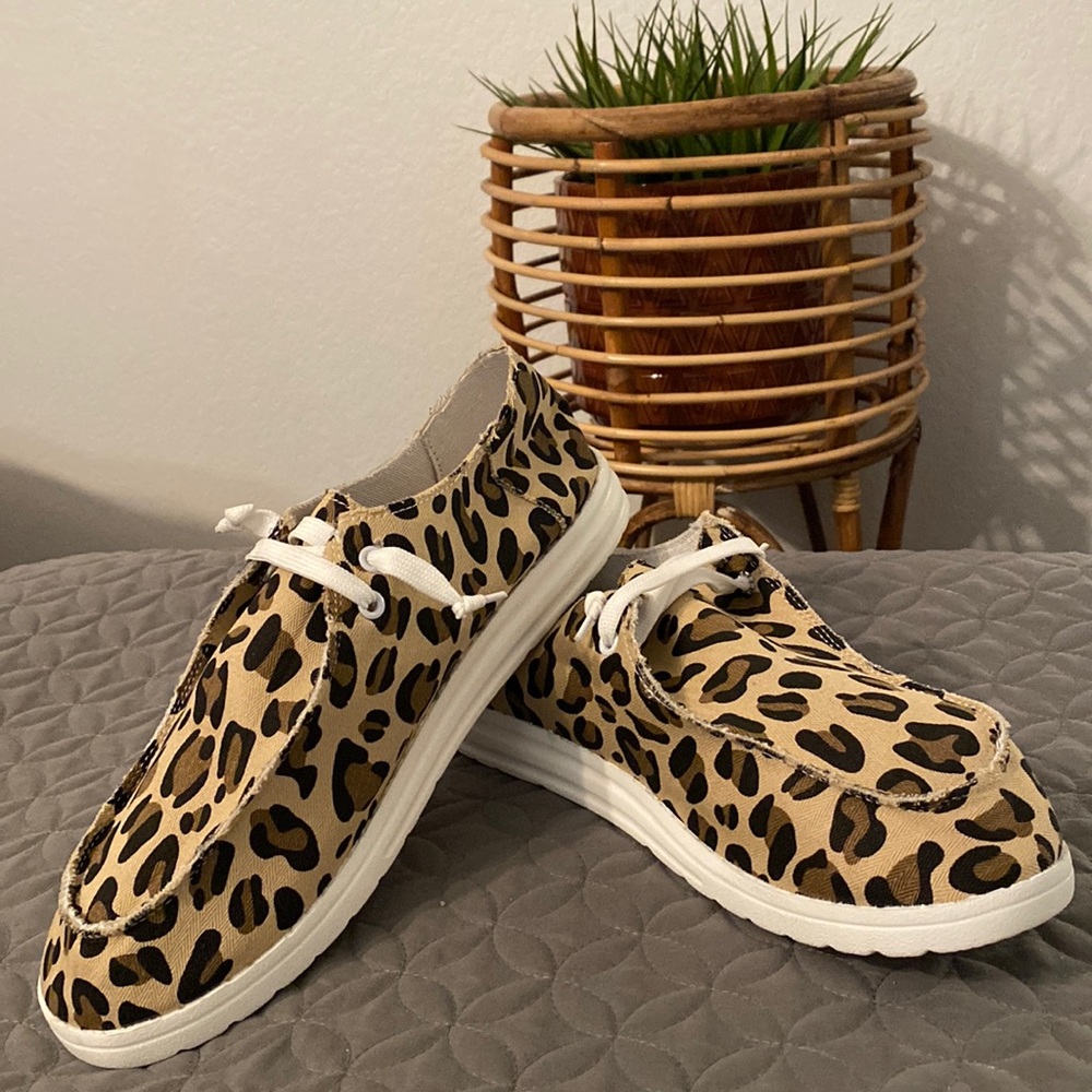 Women’s Cheetah Print Kayak Slip on Shoes NWOT